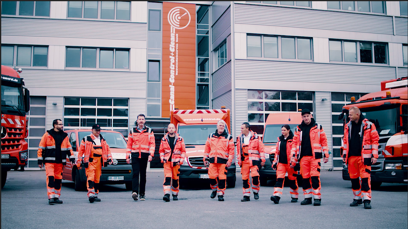 csm_Team_vor_Gebaeude_mit_Fahrzeugen_b5442d49e5 Dichtheitsprüfung Rohr